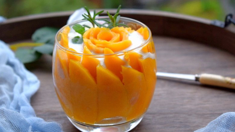 #辅食计划#~芒果酸奶杯,美美的酸奶芒果杯就做好啦。