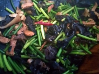 家常小炒――蒜苔木耳炒肉丝,再加入蒜苔继续大火翻炒五分钟左右。