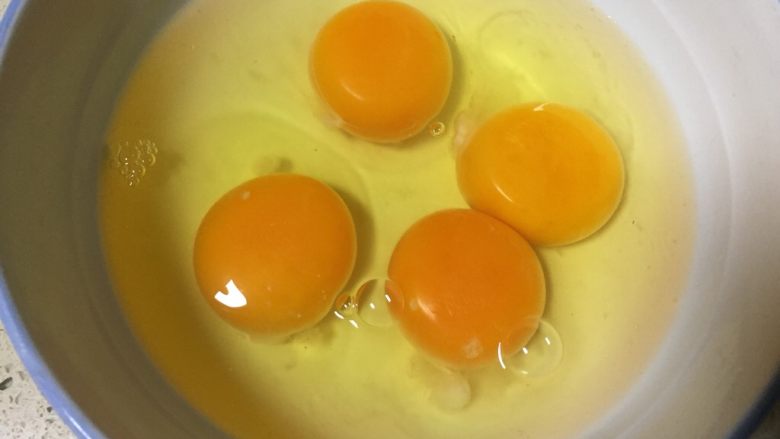 香葱蛋香薄饼,鸡蛋打在碗里调散