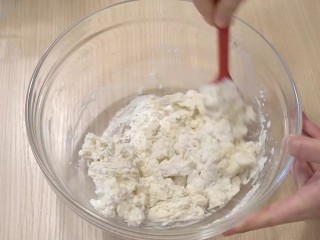 日式红豆包,将面包部分的所有材料混合，先搅拌到没有干粉的状态