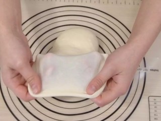 日式红豆包,再转移到揉面垫上，揉30分钟左右，直到面团有筋性，能拉出大片的薄膜（揉面过程中可以松弛几次再揉，这样有助于达到拉膜状态）。揉好的面团是比较软的，类似耳垂的软度