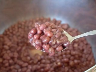 日式红豆包,红豆沙:小红豆浸泡过夜，沥干水，放入高压锅，倒入清水。上气后中火压20分钟。（如果用普通锅，水要多放一些，炖煮1.5-2小时，直到红豆可以被轻易碾碎）