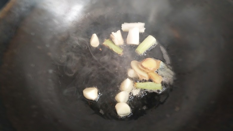 酱香三文鱼头,放入食用油炝锅，放入葱姜蒜。