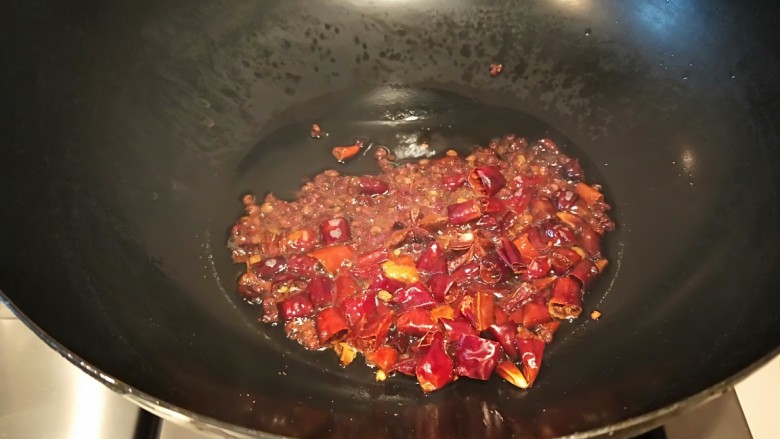 麻辣爆炒花蛤,花椒变色放入干辣椒。