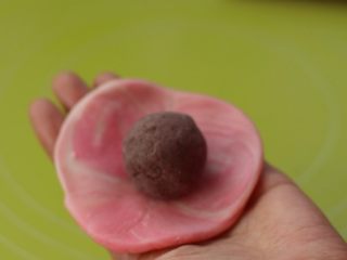 春色-桃花酥,略擀开些，包入豆沙，包的时候用虎口往上收