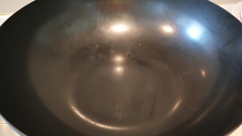 麻辣爆炒花蛤,锅烧热放入20花椒。