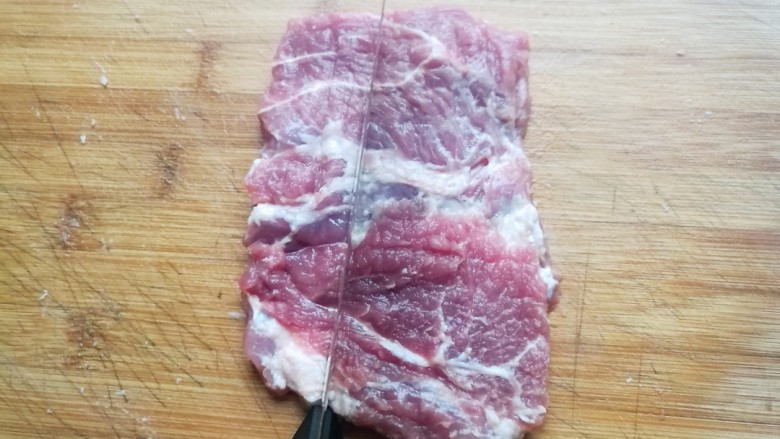照烧猪排,切好的梅花肉用刀背轻轻砸一遍，让肉质更嫩。