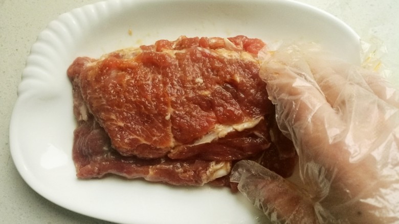 照烧猪排,带上一次性手套抓匀，腌制20分钟备用。
