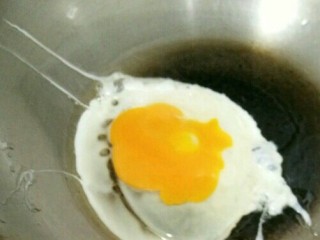 菠萝蛋炒饭,热锅凉油下鸡蛋煎熟，然后切碎备用。