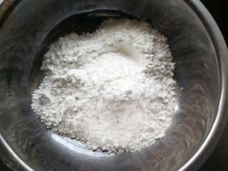 青汁青团,将糯米粉与澄粉混合，也可以用粘米粉代替，是为了降低糯米粉的粘性。
