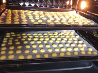 辅食计划+蛋黄溶豆,放入预热好的烤箱，上火100度，下火70度，25分钟左右（我家烤箱下火温度偏高）