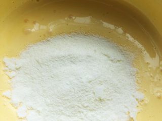 辅食计划+蛋黄溶豆,蛋黄打至浓稠发白的状态，加入奶粉