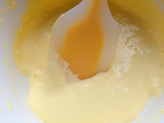 辅食计划+蛋黄溶豆,用切拌的手法把奶粉和蛋黄均匀的拌在一起