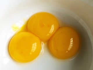 辅食计划+蛋黄溶豆,用蛋黄分离器把蛋黄分离出来，然后加入2滴柠檬汁