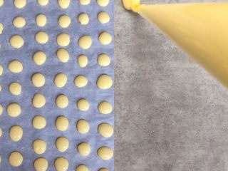 辅食计划+蛋黄溶豆,均匀的挤在烤盘上