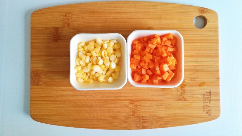 午饭君-素食田园炒饭,玉米剥粒；胡萝卜切粒