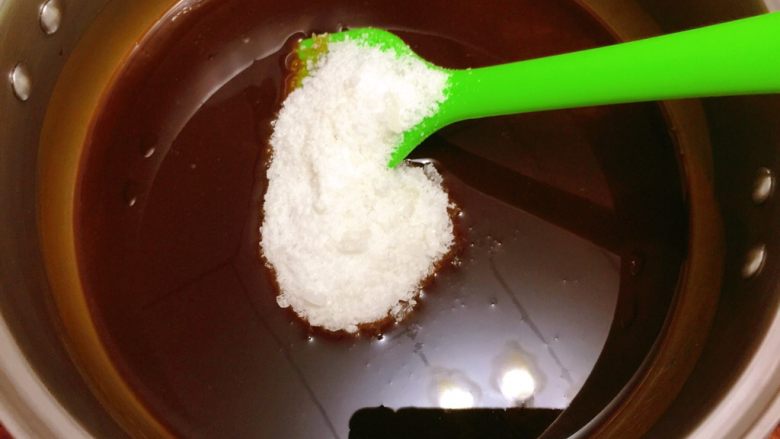 阿胶固元膏,把冰糖粉倒入泡好的阿胶中。（经过24小时侵泡的阿胶完全溶合至黄酒中了）。