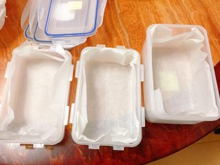 阿胶固元膏,先准备好要装的容器，我用的是保鲜盒，垫上油纸哦，防止粘住盒子。