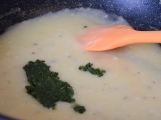 辅食计划+虾蓉玉米杂蔬羹,加入菠菜碎搅拌均匀。