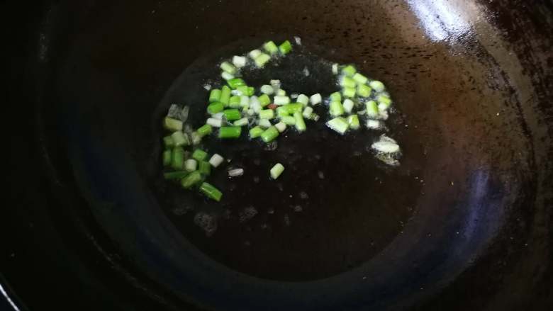 蝶豆花五彩炒饭,锅内重新放底油把小葱炒香。