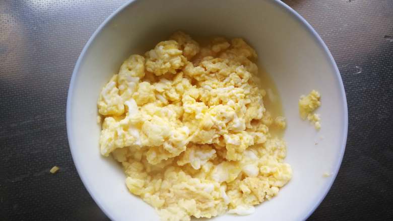 蝶豆花五彩炒饭,鸡蛋加少量的水搅匀，炒锅放少量油把鸡蛋炒散捞出备用。加水可以很容易把鸡蛋炒成小粒状。