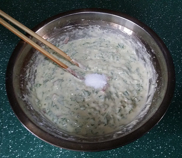 马兰头鸡蛋饼,加适量清水用筷子搅拌均匀、然后调1小勺食盐