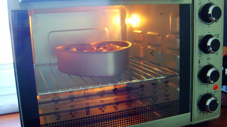 酱香咸面包,烤箱提前预热：上190度，下180度，放入烤箱中层。烘烤25分钟,出炉后脱模即可。