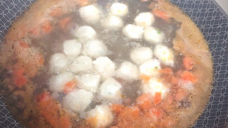 辅食计划+蔬菜肉丸汤,锅中水煮沸后放入肉丸