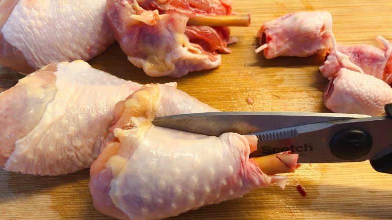 照烧鸡腿,用厨房剪刀顺着剪开，剔掉骨头。