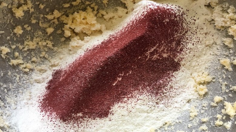 浪漫樱花饼干,将低粉和红曲粉过筛加入黄油中，柔和成光滑的面团备用。