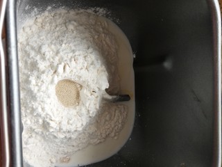 早餐包,面包机里先放液体材料再放粉类，连同黄油一同加入和面一个程序