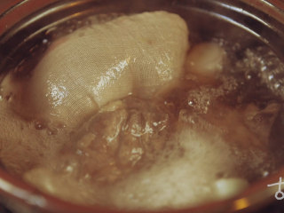 【明·酱牛肉】武松最爱的江湖下酒菜,另起锅，重新放清水，大火烧开，放葱段、姜片和调料包；然后放入牛肉；