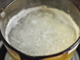 辅食计划+豌豆泥瘦肉粥,将大米淘洗干净，放入汤锅中煮开