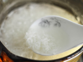 辅食计划+豌豆泥瘦肉粥,一边煮一边搅拌至米粒开花