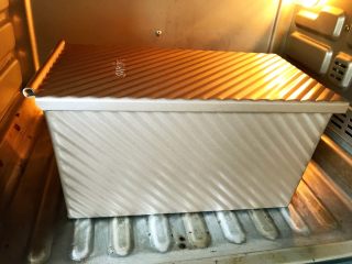 椰蓉吐司,烤箱175度预热5分钟，放入吐司盒，上下管调170度，烤30分钟.