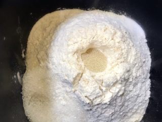 椰蓉吐司,准备好材料，先做面包体部分：面包桶内先放液体部分，牛奶和鸡蛋，再放奶粉面粉，糖盐对角放，在面粉中间挖个洞放酵母，启动和面程序，面团成型后加入黄油继续和面，揉出薄膜为止约2个和面程序.
