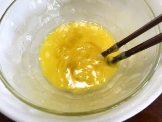 椰蓉吐司,再加入半个鸡蛋液搅拌均匀（剩余半个鸡蛋液留后面涂面表面用）