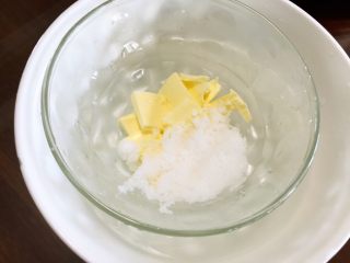 椰蓉吐司,醒面团的时候做椰蓉馅料，软化后的黄油加入白糖搅拌至融化