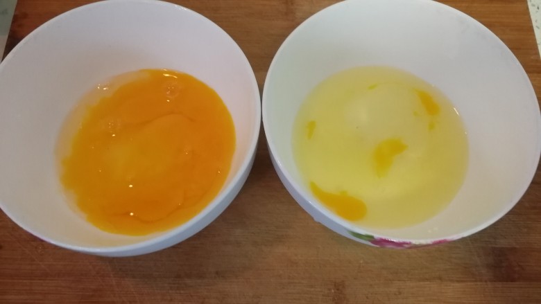 黄油版&黄金火腿蛋炒饭,把蛋黄和蛋液分开打到两个碗里。（如图）