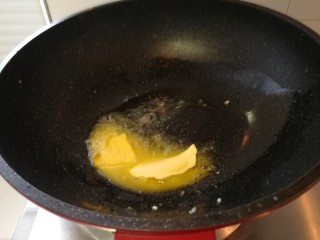 黄油版&黄金火腿蛋炒饭,锅里加黄油加热（如图）