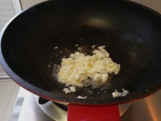 黄油版&黄金火腿蛋炒饭,起油锅，先把蛋液炒好盛出来备用（如图）