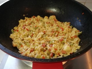 黄油版&黄金火腿蛋炒饭,继续翻炒出香味，出锅。