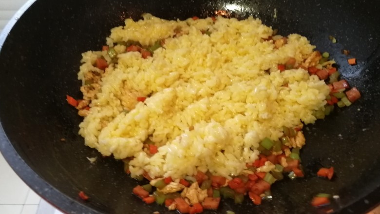 黄油版&黄金火腿蛋炒饭,加伴好蛋黄的米饭翻炒