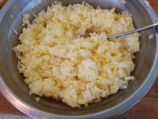 黄油版&黄金火腿蛋炒饭,搅拌均匀（如图）