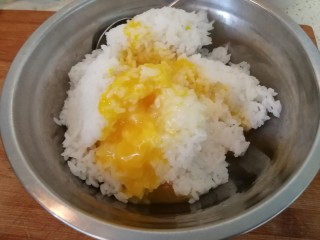 黄油版&黄金火腿蛋炒饭,把蛋黄打到剩米饭里（如图）