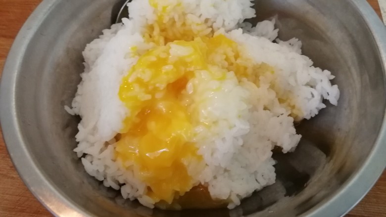 黄油版&黄金火腿蛋炒饭,把蛋黄打到剩米饭里（如图）