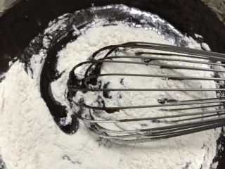 布朗尼芝士顶蛋糕~UKOEO风炉制作,筛入面粉“Z”字搅拌均匀。