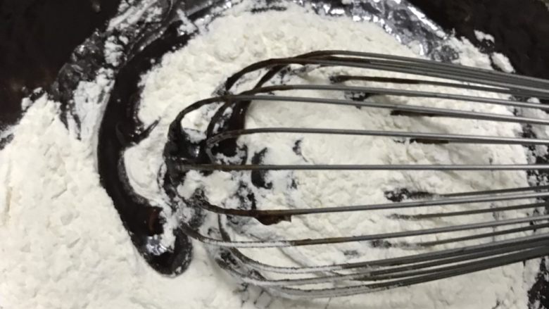 布朗尼芝士顶蛋糕~UKOEO风炉制作,筛入面粉“Z”字搅拌均匀。