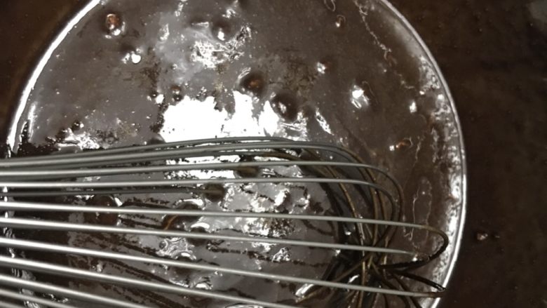 布朗尼芝士顶蛋糕~UKOEO风炉制作,先做布朗尼层。黑巧克力掰碎，黄油切小块，再加红糖细砂糖和盐，隔水小火加热搅拌至融化。稍凉加入鸡蛋拌匀。