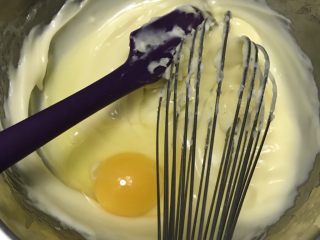 布朗尼芝士顶蛋糕~UKOEO风炉制作,接着做芝士顶，奶油奶酪加黄油和细砂糖隔水小火加热，稍凉后加入鸡蛋拌匀。